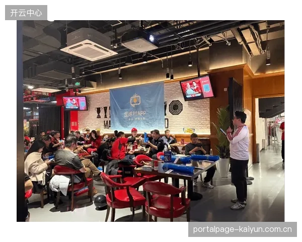 赛事的过度商业化引发球迷不满,高昂的观赛成本可能削弱纯粹的足球文化氛围。 赛事的过度商业化引发球迷不满,高昂的观赛成本可能削弱纯粹的足球文化氛围。